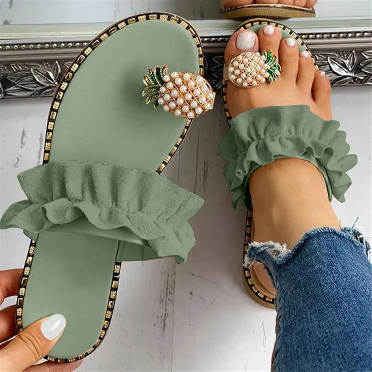 Women's Boho Clip-Toe Flip Flops with Pineapple Charm Decor Non Slip Flat Sole Soft Strap for Beach Walking, Casual Summer Slippers Cute Lightweight Sandals for Poolside Outdoors 2025