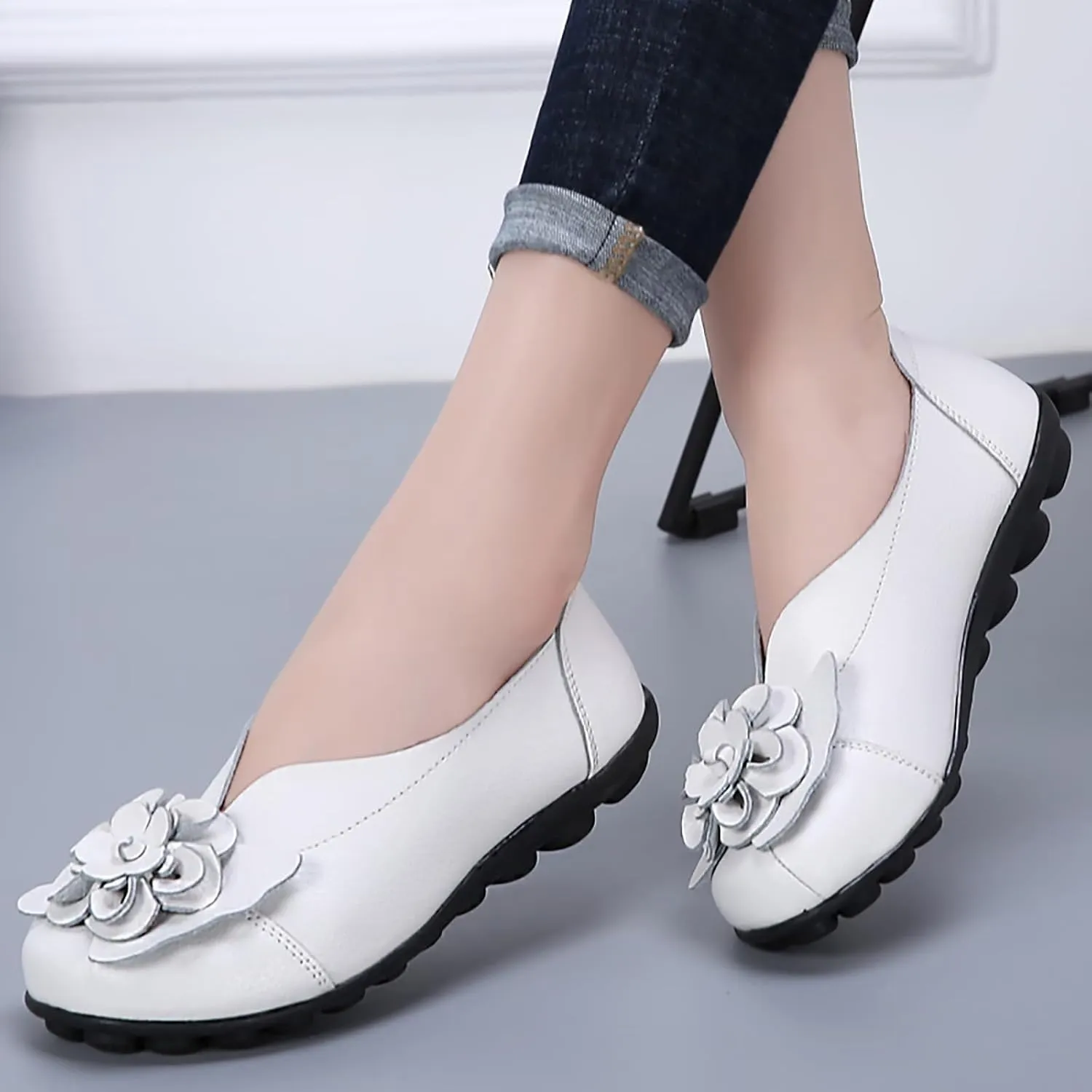 Women's Leather Loafers Comfortable Flat Shoes Slip On Round Toe Wide Width Loafers Comfortable Walking Working Driving Long Standing Fashion Soft Cushion Shoes